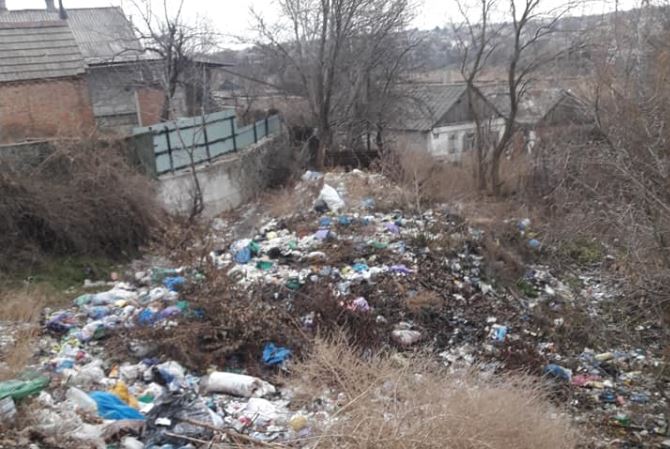 В Запорожье поселок утопает в мусоре (Видео)