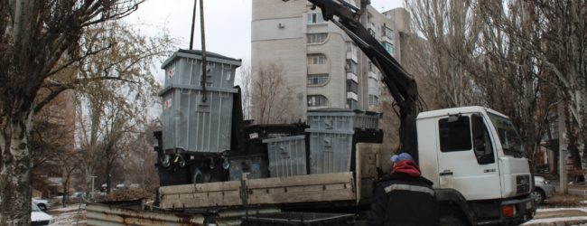 В Запорожье продолжают обновлять контейнеры для мусора