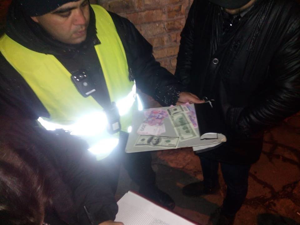 В Запорожье пьяный водитель попытался дать полицейским взятку: $300 и 2000 гривен, - ФОТО