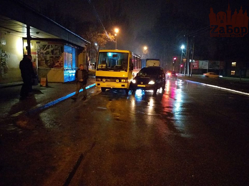 В Запорожье рейсовый автобус столкнулся с автомобилем