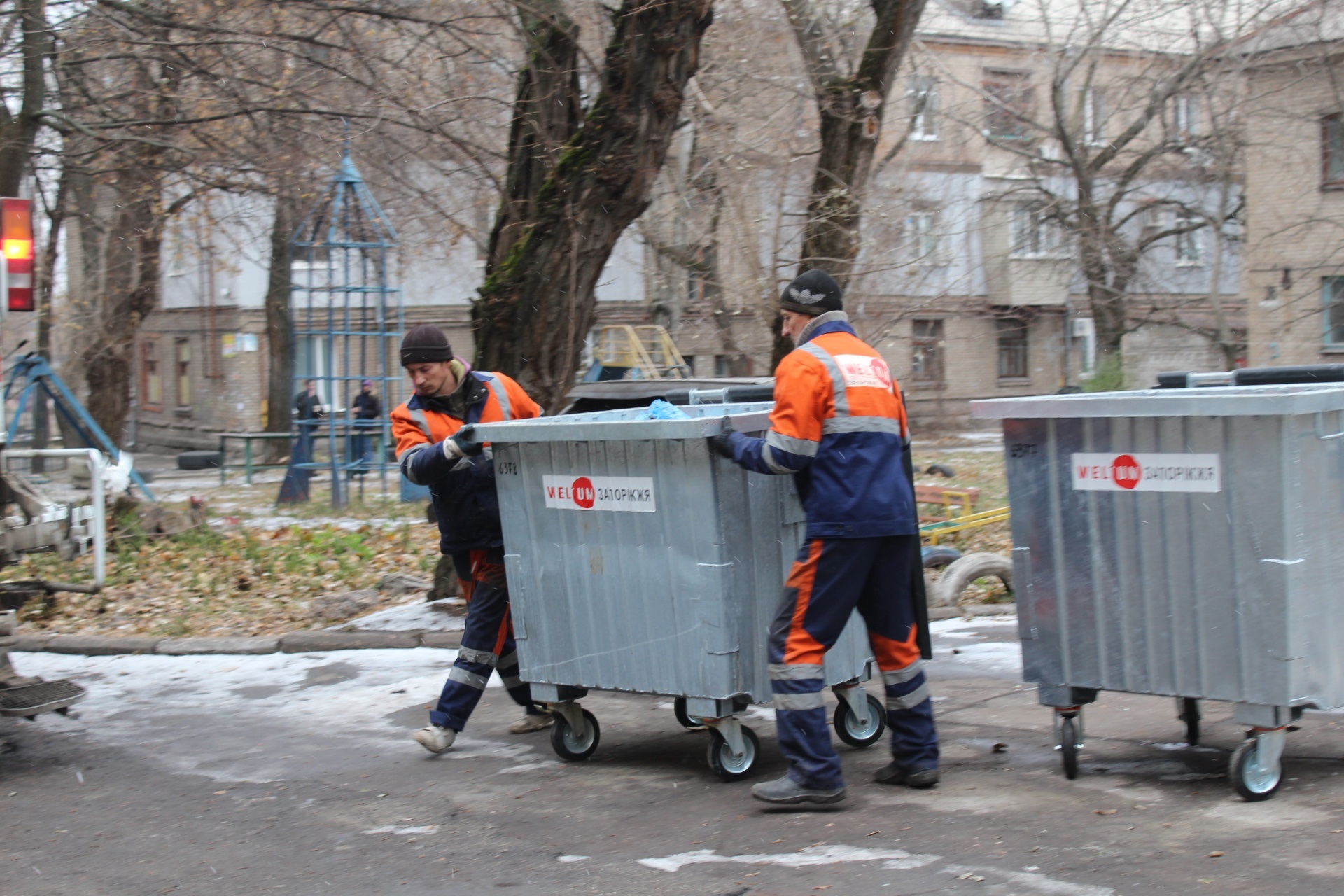 В Запорожье уже начали воровать новые мусорные баки (Фото)