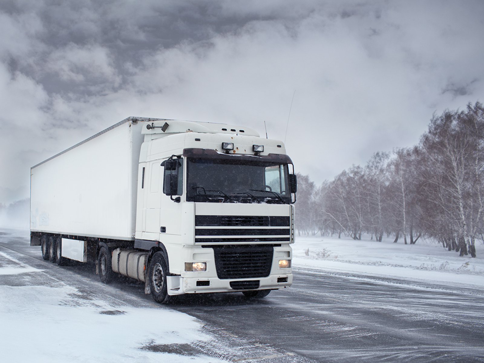 В Киев ограничили въезд грузовиков из-за снегопада