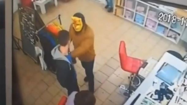 В Кривом Роге в магазин ворвался грабитель в маске тигра и с топором (Видео)