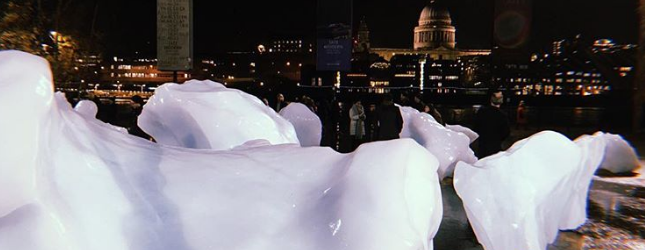 В Лондоне установили таящие глыбы льда