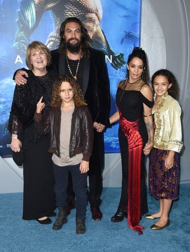 Джейсон Момома, его мама, его жена - Лиза Боне, и дети - Лола и Накоа. Источник: usatoday.com