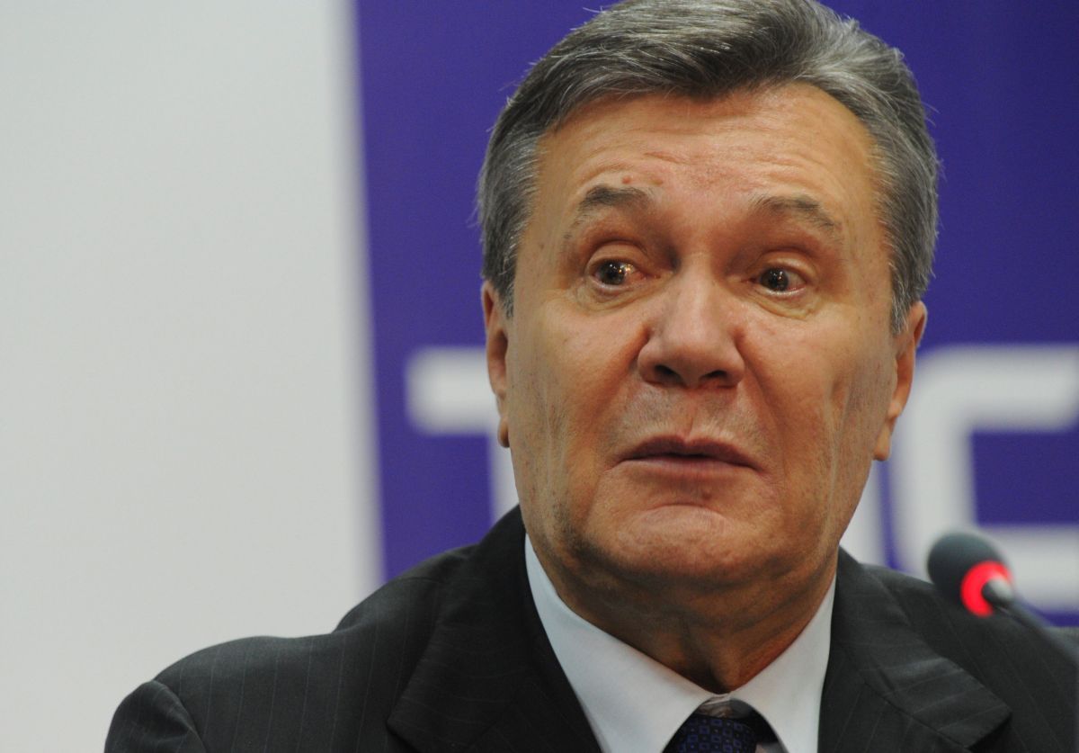 В Мариуполе пенсионер расклеивал плакаты с Януковичем