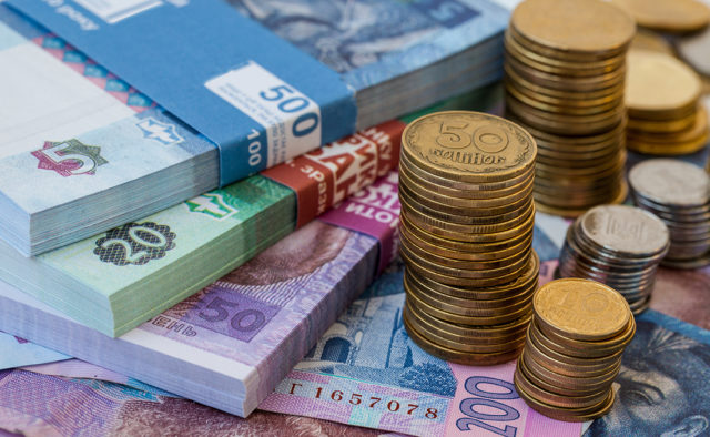 В октябре Украина потратила почти на $900 млн больше, чем заработала