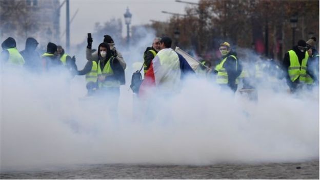 В Париже произошли столкновения полиции и протестующих против повышения цен на топливо