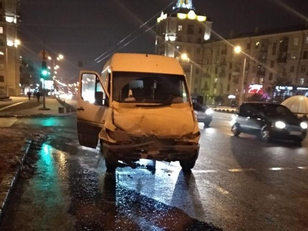 В центре города столкнулись маршрутка и автобус: пострадали три человека