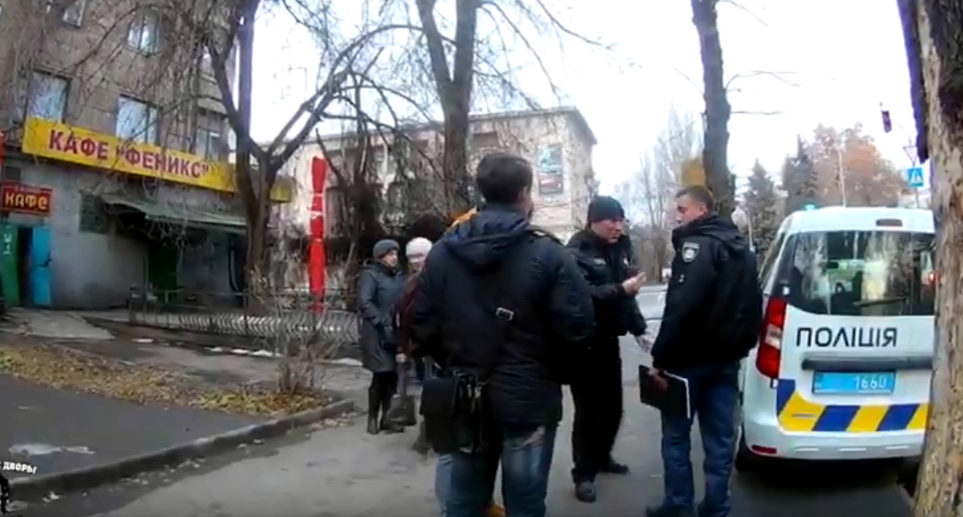 В центре Запорожья активисты разоблачили наливайку в 400 метрах от полиции (Видео)