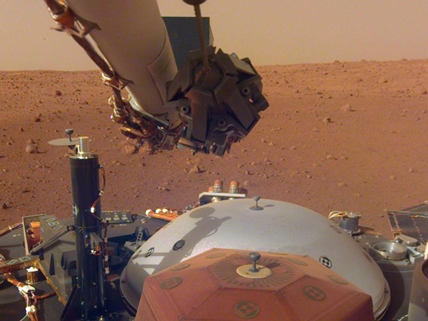И все таки она красная: зонд InSight прислал новые снимки с поверхности Марса