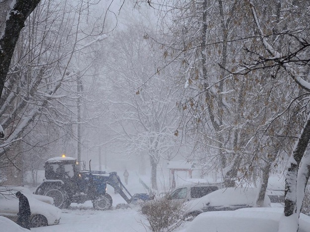 Из-за снегопада в Украине местами пропал свет и задерживаются поезда