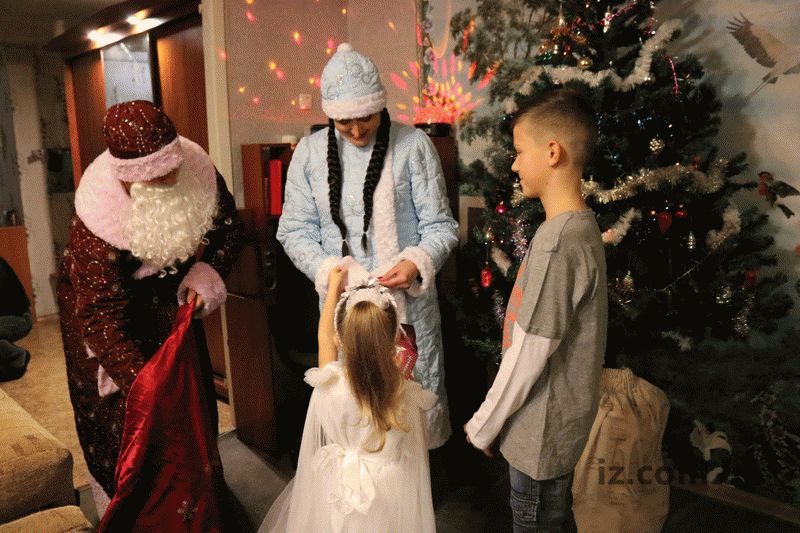 К запорожским детям приходят настоящие Дед Мороз и Снегурочка