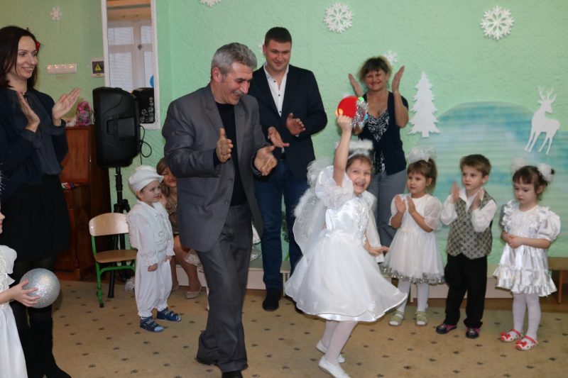 Малышам из запорожского «Солнышка» подарили чудесный праздник