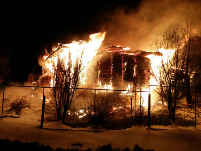 Мать, спасшая трех детей из горящего дома, просит о помощи
