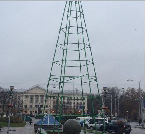 На бульваре Шевченко в Запорожье начали монтировать новогодний городок с елкой