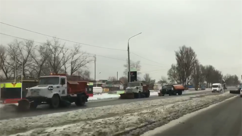 На выходных снег в Запорожье снег убирали 77 машин и сотня коммунальщиков
