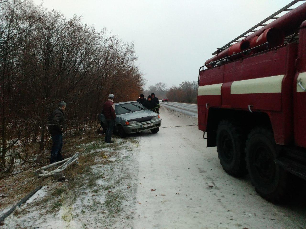 На запорожской трассе вчера вылетело в кювет еще две машины, - ФОТО