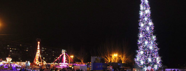 На площади Фестивальной зажгла огоньки главная областная ёлка (ФОТОРЕПОРТАЖ)
