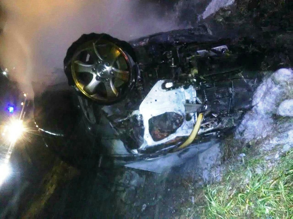 Машина слетела в кювет и загорелась. фото: ГСЧС