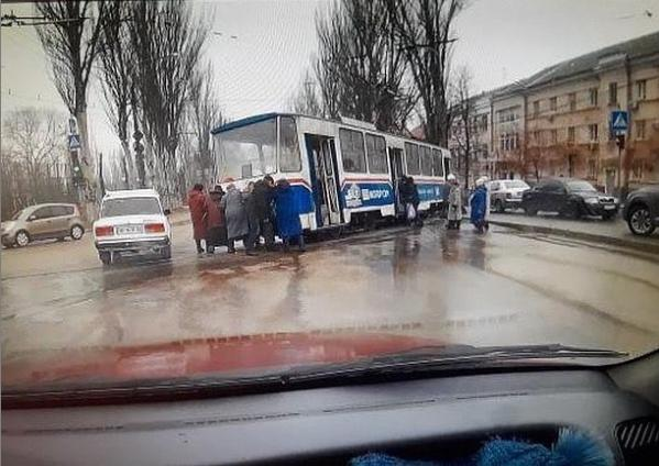 Люди толкали сломанный трамвай. Фото: Телеканал TV5.