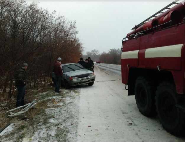 Обледенелые дороги в Запорожской области: в кювет слетели два автомобиля