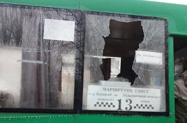 Осколок льда разбил стекло в автобусе, который ехал по маршруту, - ФОТОФАКТ