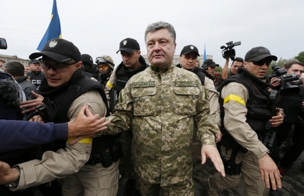 Петр Порошенко сообщил о том, что не будет продлевать военное положение