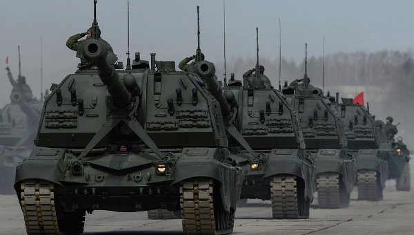 По Крымскому мосту движется колонна военной техники РФ (Видео)