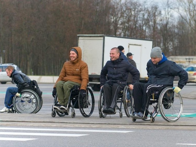 Полный вперед: людям на инвалидных колясках хотят разрешить двигаться по дорогам