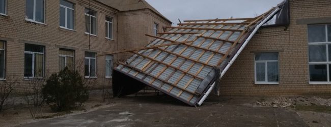 Последствия шторма в Запорожской области: у школы снесло часть крыши