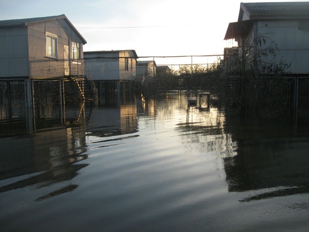 Поштормило на славу: в Кирилловке затопило базы