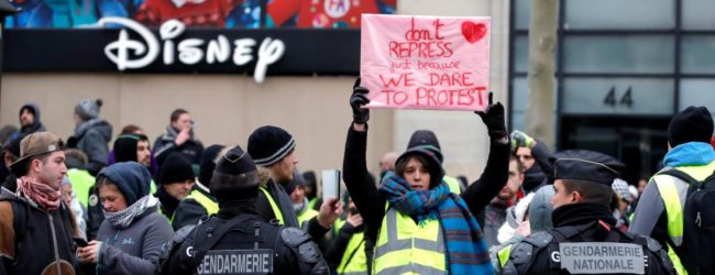 Протесты во Франции: митингующие заблокировали дороги