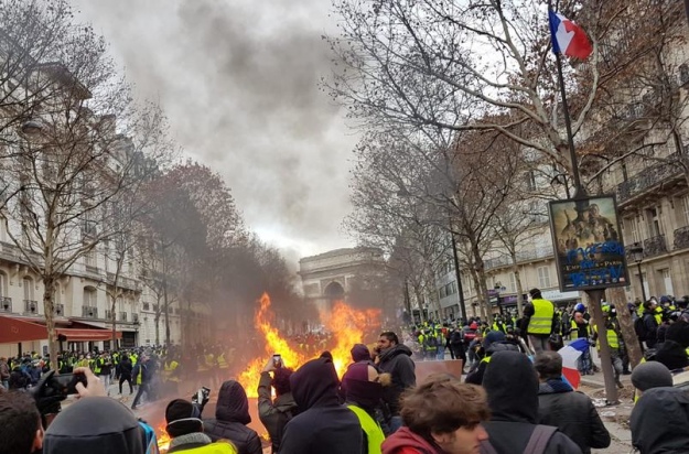 Протесты «желтых жилетов» во Франции: полиция применила водомет, уже 700 задержанных