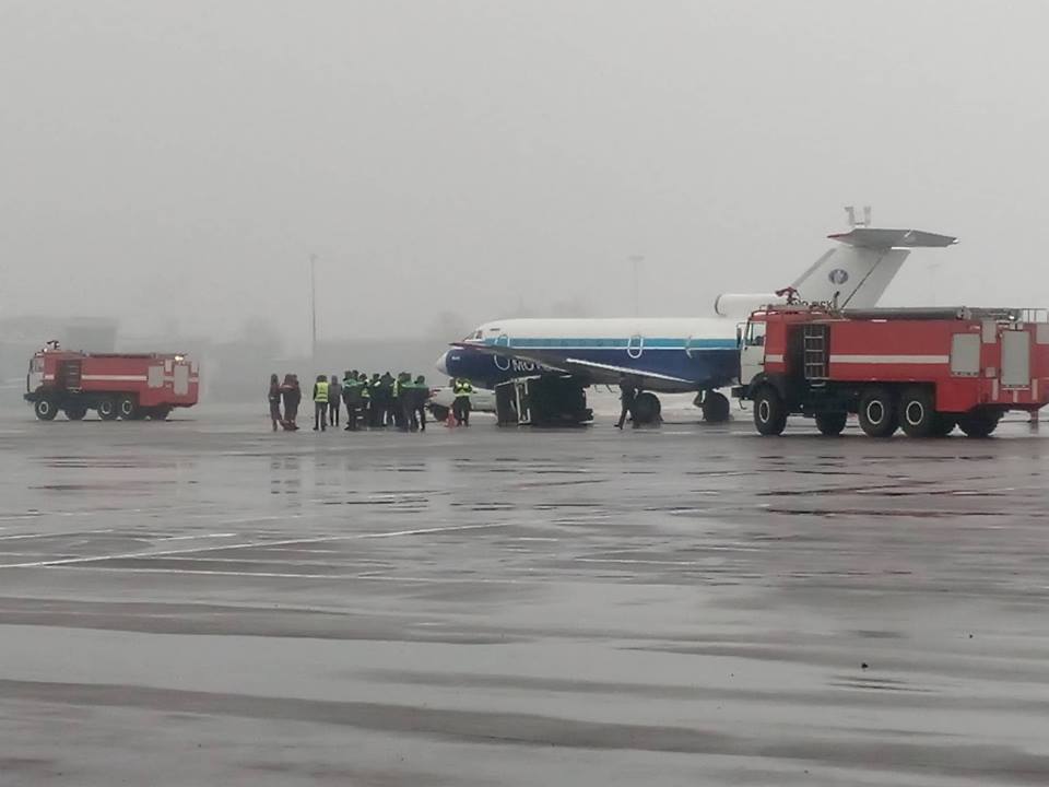 Самолет запорожской авиакомпании попал в аварию в аэропорту Киева