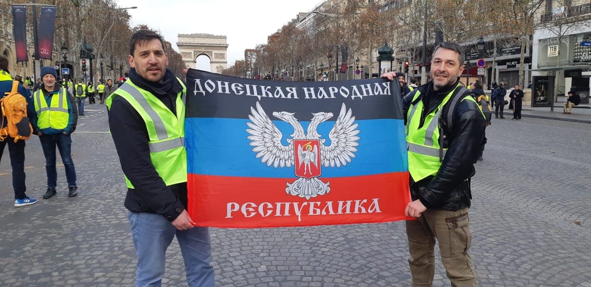 СБУ рассказала о мужчинах, которые развернули флаг «ДНР» на протестах во Франции (Фото)