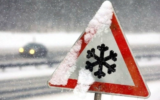 Синоптики предупреждают украинцев о сильных снегопадах и гололеде