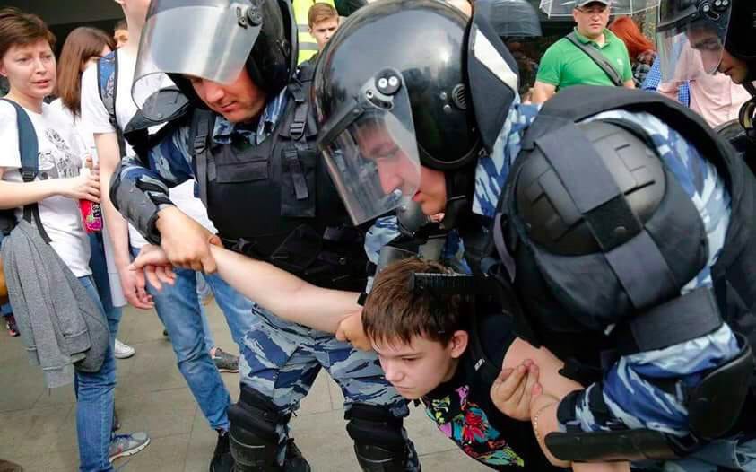 “Хочешь как в Украине?”: как полиция РФ “воспитывает” детей (Видео)