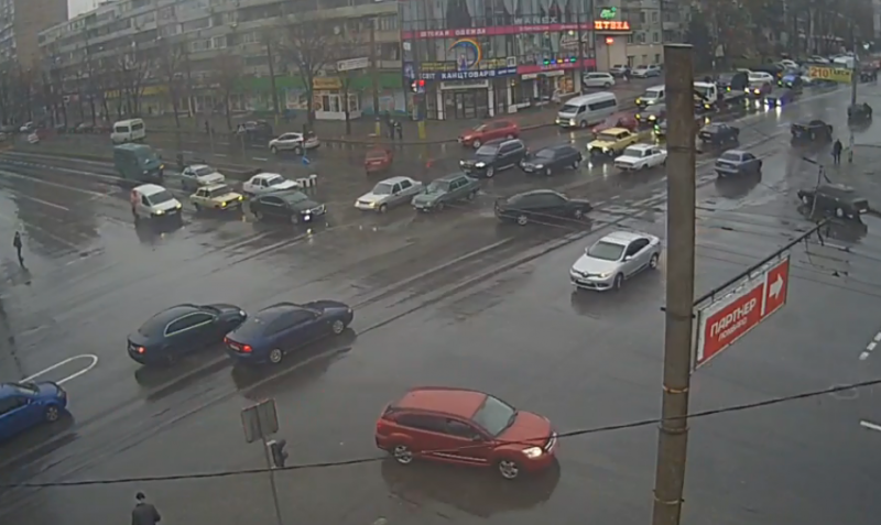 Появилось видео тройного ДТП в центре Запорожья из-за неработающих светофоров