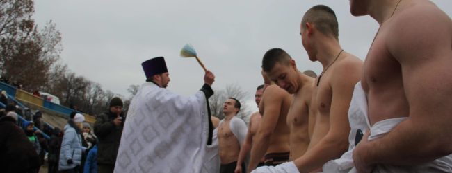 Без официальных лиц и снега: в Запорожье прошли Крещенские купания (ФОТОРЕПОРТАЖ)