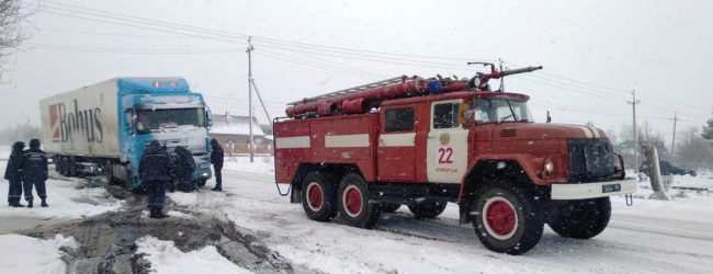 В Запорожской области из-за непогоды застрял грузовик (ФОТО)