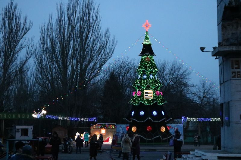 Общегородская елка в Днепрорудном, установленная в Новогоднем городке Запорожского железорудного комьината