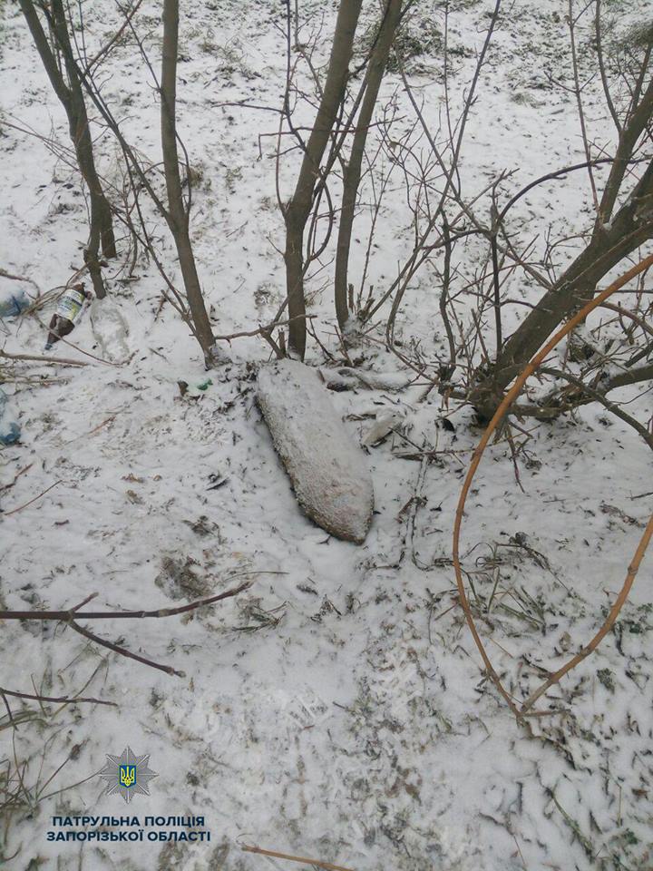 В Запорожской области на остановке обнаружили снаряд