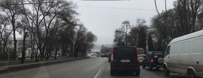 В Запорожье перед въездом на ДнепроГЭС образовалась пробка 