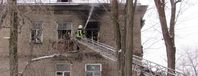 В Запорожье соседи вывели детей из горящей квартиры (ФОТО)
