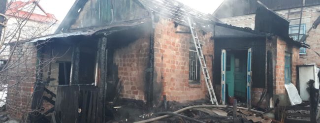 В Запорожье спасатели тушили два крупных пожара