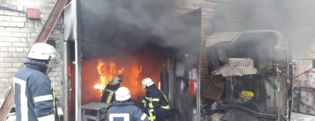 В Коммунарском районе тушили пожар в гаражном кооперативе