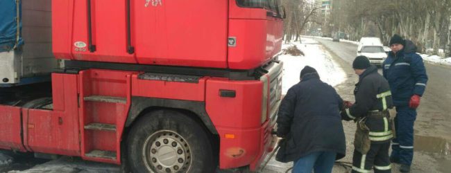 В Шевченковском районе грузовик застрял в кювете (ФОТО)