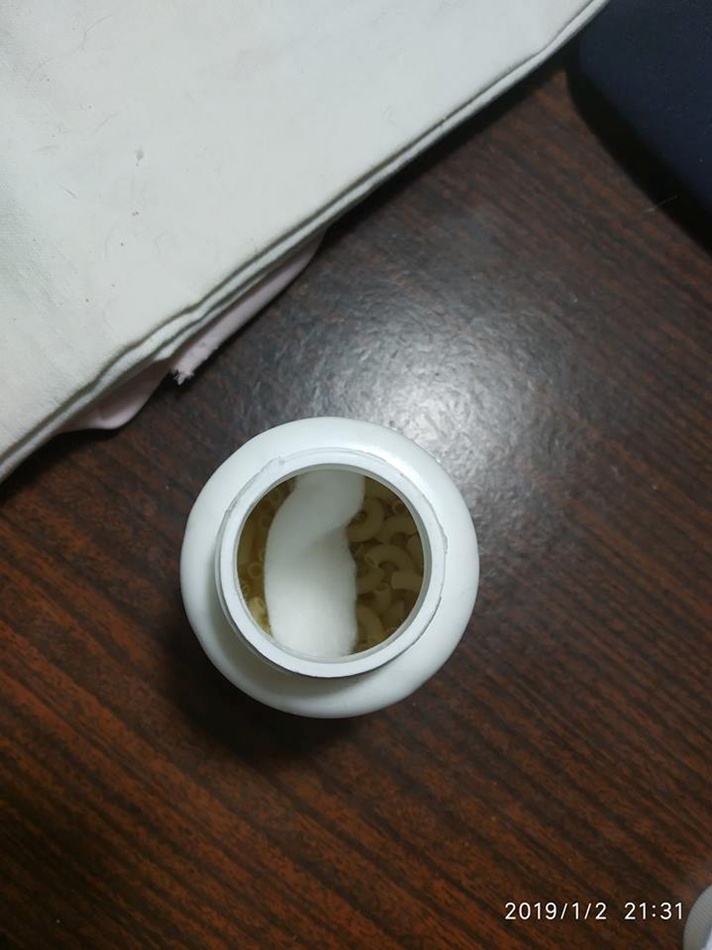 Открыв упаковку с таблетками запорожанка обнаружила макароны. Фото: Елена Горовая
