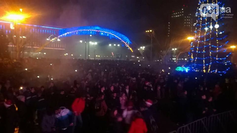 Запорожцы фотографировались возле новогодней “красавицы” и активно выставляли фото в свои социальные сети. Фото: 061.ua.